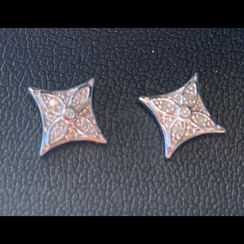 Sterling Silver Diamind stud earrings 1/10 karat in each ear!%100 authenticity